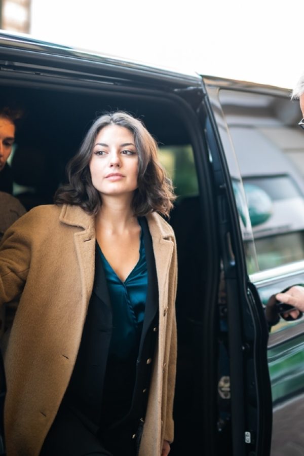 People,Using,A,Shuttle,Transfer,Service